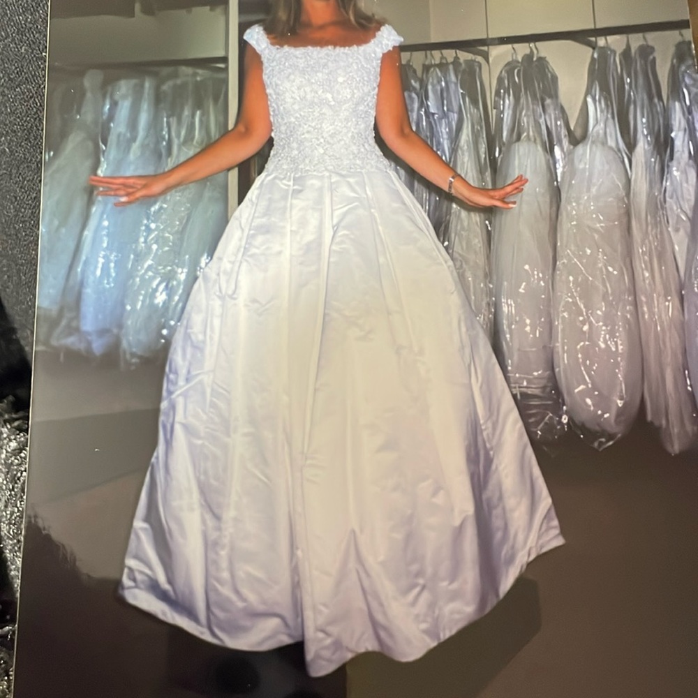 Wedding dress with beaded bodice ballgown with net underskirt altered to size 6